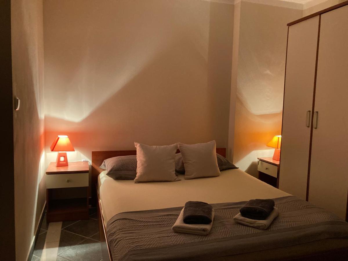 Guest House Adria Dugi Rat Ngoại thất bức ảnh