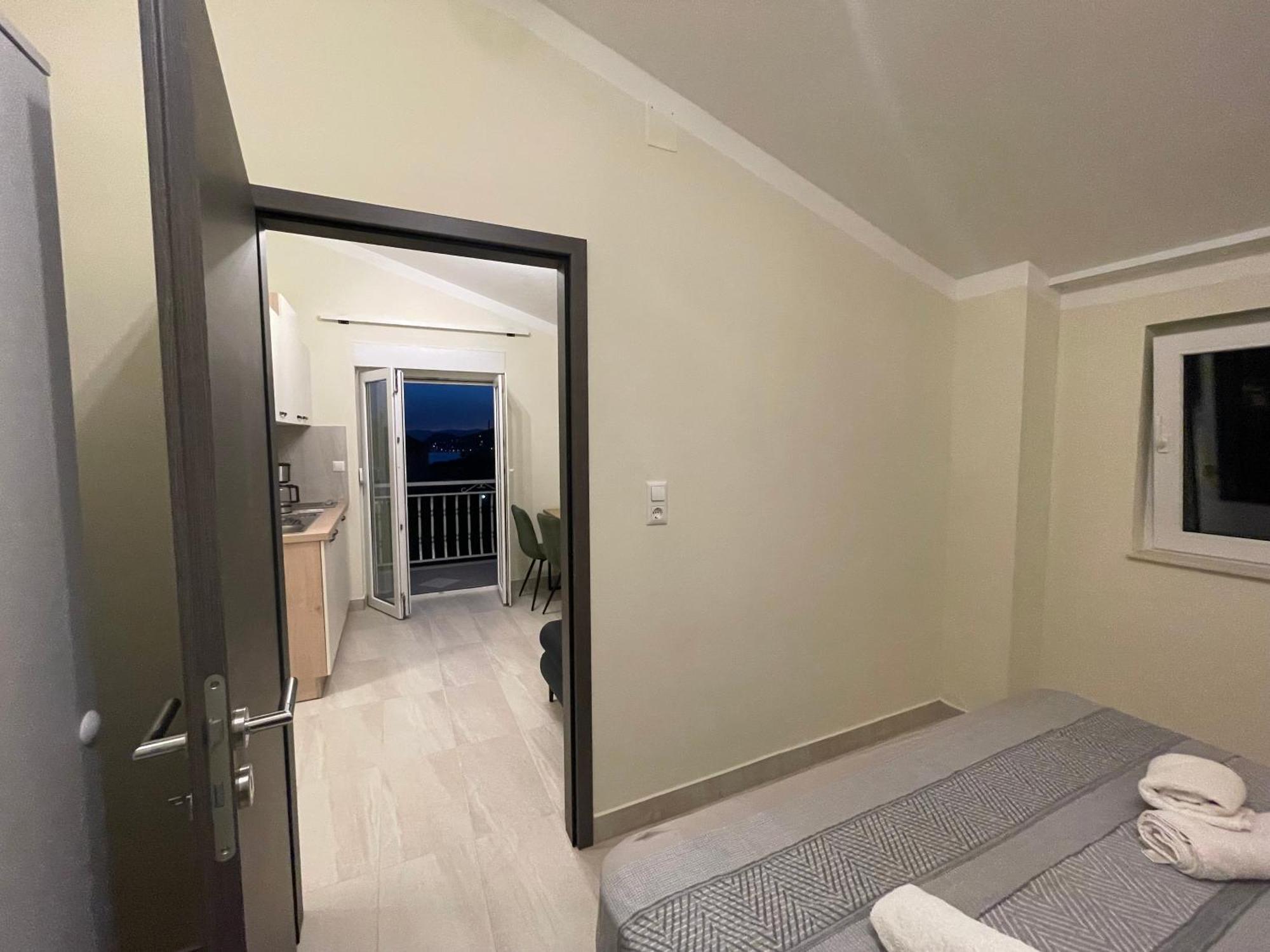 Guest House Adria Dugi Rat Ngoại thất bức ảnh