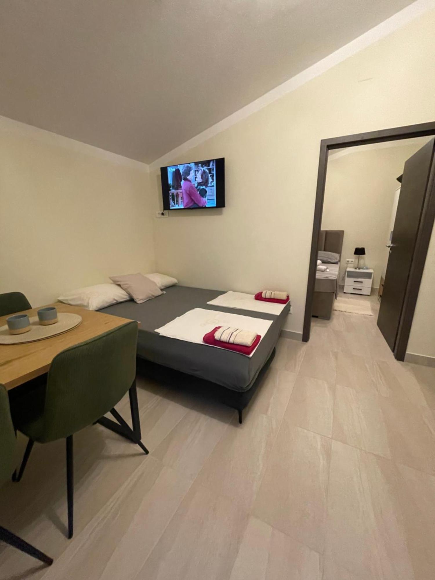 Guest House Adria Dugi Rat Ngoại thất bức ảnh